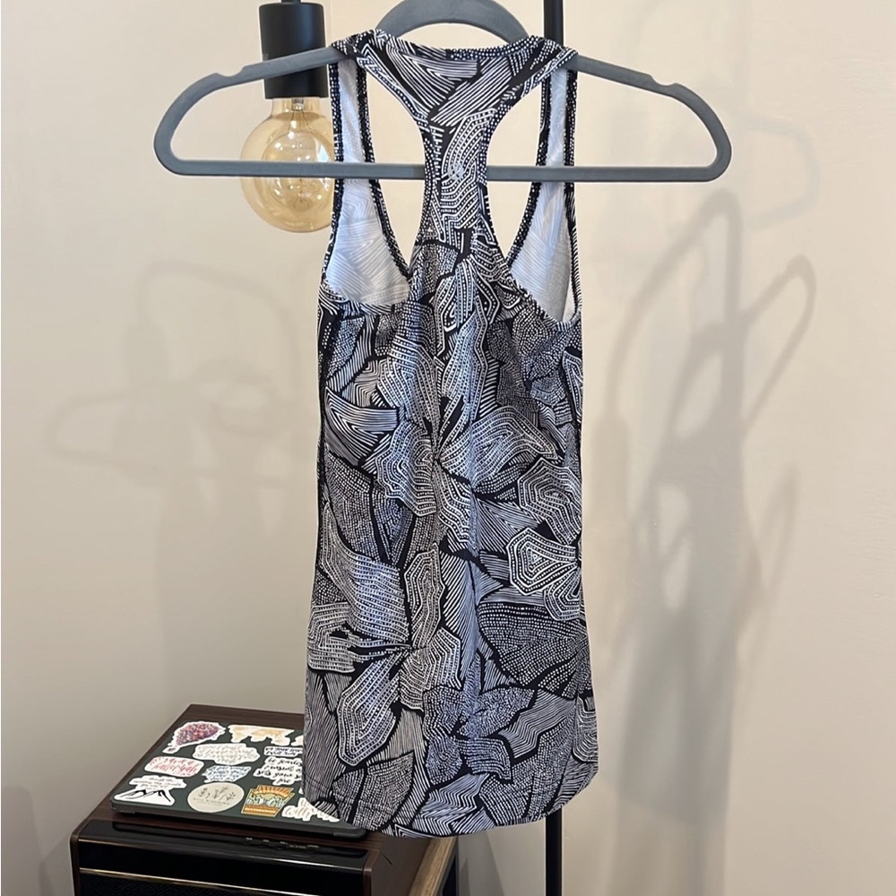 EUC XS Lululemon tanks Camo/Geometric - Picture 3 of 6